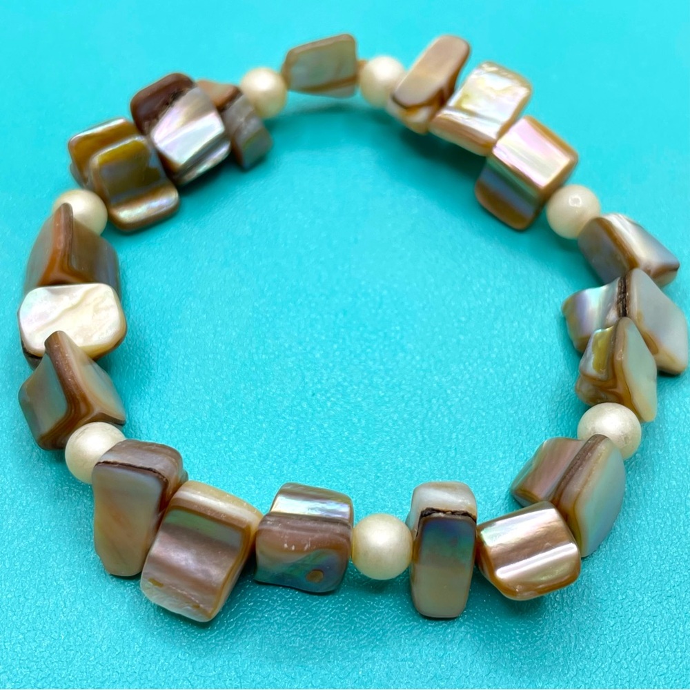 Beautiful Unsigned Artisan Iridescent Mother of Pearl Nugget Stretch Bracelet